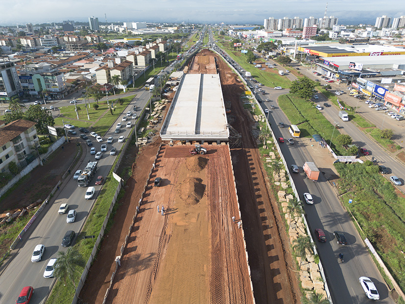 Obras do viaduto na BR-040 avançam e prometem melhorar trânsito em Valparaíso